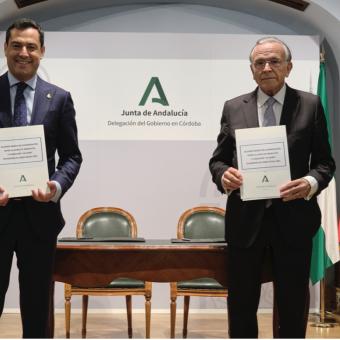 El presidente de la Junta de Andalucía, Juan Manuel Moreno, y el presidente de la Fundación ”la Caixa”, Isidro Fainé, durante la firma del convenio en Córdoba.