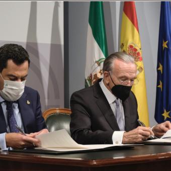 El presidente de la Junta de Andalucía, Juan Manuel Moreno, y el presidente de la Fundación ”la Caixa”, Isidro Fainé, durante la firma del convenio en Córdoba.