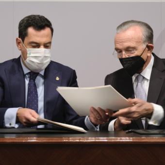 El presidente de la Junta de Andalucía, Juan Manuel Moreno, y el presidente de la Fundación ”la Caixa”, Isidro Fainé, durante la firma del convenio en Córdoba.