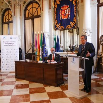 El director general de la Fundación ”la Caixa”, Antonio Vila Bertrán, y el alcalde de Málaga, Francisco de la Torre, durante la presentación del acuerdo de colaboración bienal.