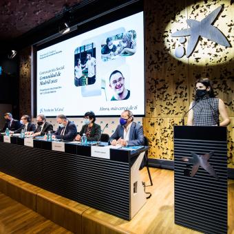 De izquierda a derecha: el director territorial de CaixaBank en Madrid Sur, Juan Luis Vidal; el director territorial de CaixaBank en Madrid Metropolitana, Rafael Herrador; el subdirector general de la Fundación ”la Caixa”, Marc Simón; el director general de la Asociación Española de Fundaciones, Silverio Agea; la directora de Asociación Parkinson Madrid, Laura Carrasco, y el director general de La Rueca Asociación, Antonio Llorente, han presentado en CaixaForum Madrid el nuevo modelo de convocatorias.