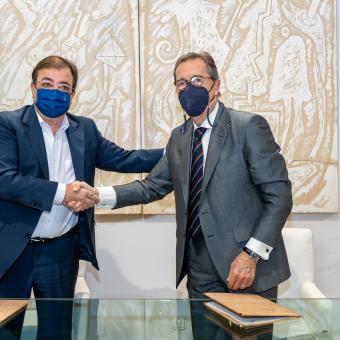 El presidente de la Junta de Extremadura, Guillermo Fernández Vara, y el director general de la Fundación ”la Caixa”, Antonio Vila Bertrán, durante la firma del convenio en Mérida.