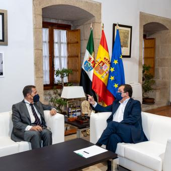 El director general de la Fundación ”la Caixa”, Antonio Vila Bertrán, y el presidente de la Junta de Extremadura, Guillermo Fernández Vara, han firmado en Mérida un acuerdo marco que recoge la colaboración de ambas instituciones en materia social, educativa y cultural.