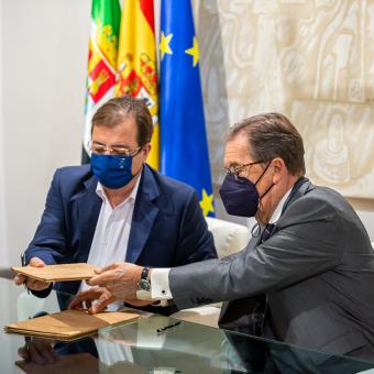 El presidente de la Junta de Extremadura, Guillermo Fernández Vara, y el director general de la Fundación ”la Caixa”, Antonio Vila Bertrán, durante la firma del convenio en Mérida.