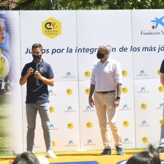 De izquierda a derecha: Pati Roura, directora de la Fundación Cruyff; Ander Herrera, jugador del París Saint-Germain F.C. y padrino del Cruyff Court Ander Herrera; Jorge Azcón, alcalde de Zaragoza, y Alejandro Fernández, Responsable Comercial del Área Corporativa de Educación y Marketing de la Fundación “la Caixa”, han inaugurado el Cruyff Court Ander Herrera, un proyecto que apuesta por el deporte como vía de inclusión y cohesión social en Zaragoza.