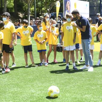 Ander Herrera, jugador del París Saint-Germain F.C., ha inaugurado el Cruyff Court Ander Herrera, ubicado en el parque Bruil, que cuenta con el apoyo del Ayuntamiento de Zaragoza.