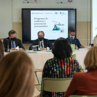 De izquierda a derecha: el director territorial de CaixaBank en Canarias, Juan Ramón Fuertes; el subdirector general de Fundación ”la Caixa”, Marc Simón; el director general de Ordenación, Innovación y Calidad de la Consejería de Educación, Universidades, Cultura y Deportes del Gobierno de Canarias, Gregorio José Cabrera, y la decana del Colegio de Psicología de Tenerife, Carmen Linares, durante la presentación del programa de promoción de la resiliencia.