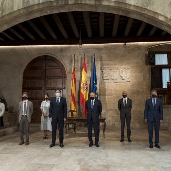 Foto de família del president de la Generalitat Valenciana, Ximo Puig; el president de la Fundació ”la Caixa”, Isidre Fainé; el director territorial de CaixaBank a la Comunitat Valenciana, Xicu Costa; el director corporatiu de Territori i Centres de la Fundació ”la Caixa”, Rafael Chueca; el responsable territorial de la Fundació ”la Caixa” a Valencia, Álvaro Borrás; la delegada de la Fundació ”la Caixa” a Castelló, Soraya Casado, i la delegada de la Fundació ”la Caixa” a Murcia i Alacant, Lourdes Toribio.