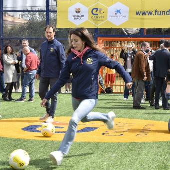 Aitana Bonmatí llançant un penal al Cruyff Court.