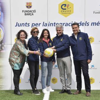 D’esquerra a dreta: l’alcaldessa de Sitges, Aurora Carbonell; la presidenta de la Fundació Cruyff, Susila Cruyff; la jugadora del Barça Femení i de la selecció espanyola, i ambaixadora de la Fundació Cruyff, Aitana Bonmatí; el directiu responsable del futbol femení del FC Barcelona, Xavier Puig, i el director corporatiu d’Educació i Màrqueting de la Fundació ”la Caixa”, Xavier Bertolín, a la inauguració a Sitges.