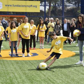 Aitana Bonmatí amb els alumnes de les escoles de Sitges que han assistit a la inauguració.