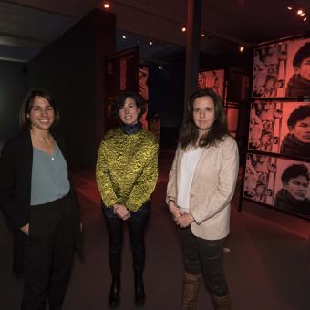 De izquierda a derecha: la jefa de contenidos de Exposición de Arte de la Fundación ”la Caixa”, Carla Tarruella; la comisaria Bárbara Cueto, y la directora de CaixaForum Barcelona, Mireia Domingo, han presentado en CaixaForum Barcelona la exposición ¡Ratas! ¡Ratas! ¡Ratas! La gramática poética del ‘hack’.