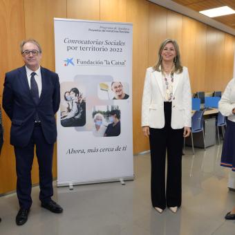 De izquierda a derecha: la responsable del Espacio Fundación ”la Caixa” Murcia, Rocío Vera, el subdirector general de la Fundación ”la Caixa”, Marc Simón; la directora territorial de CaixaBank en Murcia, Olga García, y la delegada de la Fundación ”la Caixa” en Alicante y Murcia, Lourdes Toribio, en la presentación.