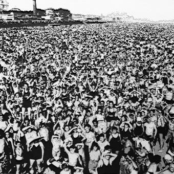 Vik Muniz. Crowd at Coney Island, temperatura 89º. They came early and they stayed late, July 1940. After Weegee, 2009. Gelatina de plata, copia digital. Colección Fundación ”la Caixa”. © Vik Muniz, VEGAP, A Coruña, 2021.