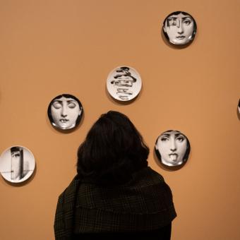 Piero Fornasetti, Plato de pared de la serie Tema e Variazioni, después de 1950. Cortesía de Fornasetti.