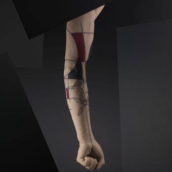 Tattoo design on a male arm. Yann Black (born in 1973) Canada 2013. Musée du quai Branly – Jacques Chirac, Paris. © Musée du quai Branly - Jacques Chirac, Thomas Duval.