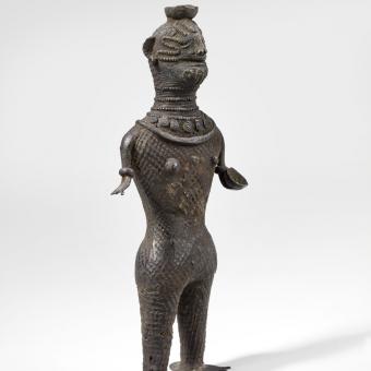 Tattooed female statuette with a bowl on her head and another bowl on her left hand  Orissa, India 19th century Lost-wax bronze casting Musée du quai Branly - Jacques Chirac, Paris. © Musée du quai Branly - Jacques Chirac.
