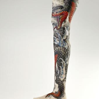 Diseño de tatuaje en una pierna femenina.  Tin-Tin (nacido en 1965). Francia, 2018. Tinta sobre silicona. Musée du quai Branly - Jacques Chirac, París Adquirido con el apoyo de HUBLOT.Inv. © Musée du quai Branly - Jacques Chirac.