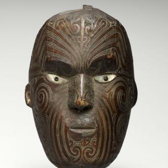 Máscara de frontón koruru o parata. Cultura maorí. Nueva Zelanda. Siglo XIX. Musée du quai Branly - Jacques Chirac, París. © Musée du quai Branly - Jacques Chirac.