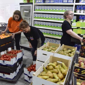 Los Bancos de Alimentos cada vez reciben menos donativos y excedentes, por lo que han tenido que reducir más de un 10% la cantidad de alimentos que distribuyen entre los usuarios.