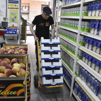 La nova crisi també afecta els mateixos Bancs d’Aliments i les entitats socials encarregades de repartir menjar als barris i pobles.