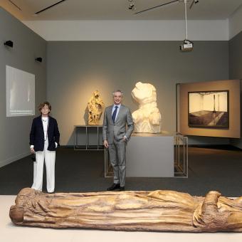 De izquierda a derecha: la directora del Área de Exposiciones y Colección de la Fundación ”la Caixa”, Isabel Salgado; la exdirectora del Museo Nacional de Escultura y comisaria de la muestra, María Bolaños, y el director de CaixaForum Zaragoza, Ricardo Alfós, han presentado la exposición Non finito. El arte de lo inacabado, que se podrá visitar hasta el 29 de mayo de 2022 en CaixaForum Zaragoza.