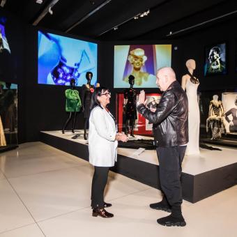 La directora general adjunta de la Fundación ”la Caixa”, Elisa Durán, y el diseñador de moda y director artístico de la muestra, Jean Paul Gaultier, conversando durante la presentación de la exposición Cine y moda. Por Jean Paul Gaultier.