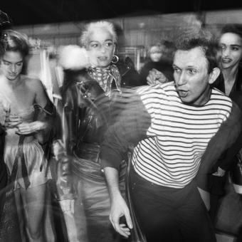 Backstage, desfile de Jean Paul Gaultier, colección Barbès, 1984, prêt-à-porter de mujer otoño-invierno 1984-1985. © William Klein.