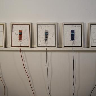 Hamilton Mestizo, Snake Unintelligent Agent – Colours, 2019. Pintura acrílica sobre madera, componentes electrónicos, pantallas de Nokia 5110, microcontroladores, sensor piezoeléctrico y programación. Cortesía del artista.
