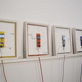 Hamilton Mestizo, Snake Unintelligent Agent – Colours, 2019. Acrylic paint on wood, electronic components, Nokia 5110 screens, microcontrollers, piezoelectric sensor and programming. Courtesy of the artist.