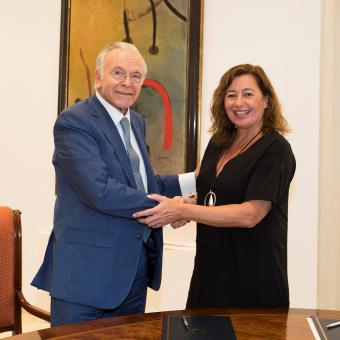 La presidenta del Gobierno de las Islas Baleares, Francina Armengol, y el presidente de la Fundación ”la Caixa”, Isidro Fainé, firman el convenio marco de Acción Social.