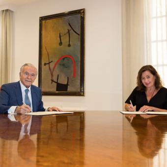 La presidenta del Gobierno de las Islas Baleares, Francina Armengol, y el presidente de la Fundación ”la Caixa”, Isidro Fainé, firman el convenio marco de Acción Social.