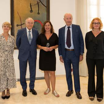 D’esquerra a dreta: Cristina Antich, delegada de la Fundació ”la Caixa” a Balears; Isidre Fainé, president de la Fundació ”la Caixa”; Francina Armengol, presidenta del Govern de les Illes Balears; José Francisco de Conrado, president del Consell Assessor de CaixaBank a Balears, i Marta Llompart, delegada de la Fundació ”la Caixa” a Balears, després de la signatura del conveni marc d’Acció Social.