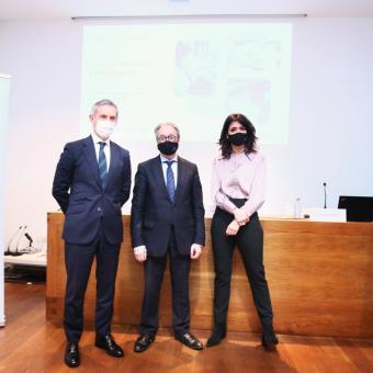 De izquierda a derecha: el director territorial Norte de CaixaBank, Juan Pedro Badiola; el subdirector general de la Fundación ”la Caixa”, Marc Simón, y la Responsable territorial de la Fundación ”la Caixa” en Galicia, Susan Santos, durante la presentación.