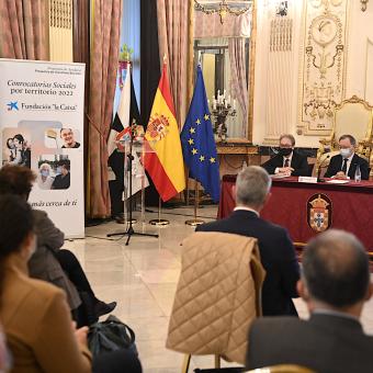 De izquierda a derecha: Marc Simón, subdirector general de la Fundación ”la Caixa”; Juan Jesús Vivas, presidente de la ciudad autónoma de Ceuta, y Juan Ignacio Zafra, director territorial de CaixaBank en Andalucía Oriental, durante la presentación.