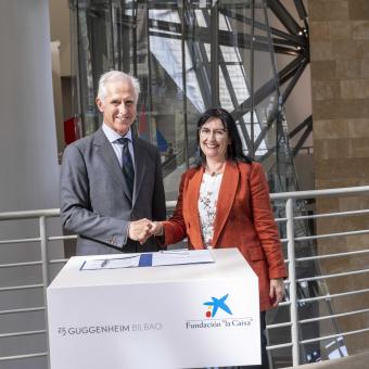 La directora general adjunta de la Fundación ”la Caixa”, Elisa Durán, y el director general del Museo Guggenheim Bilbao, Juan Ignacio Vidarte, han suscrito una renovación del convenio de colaboración existente entre ambas instituciones.