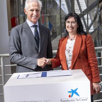 El director general del Museo Guggenheim Bilbao, Juan Ignacio Vidarte, y la directora general adjunta de la Fundación ”la Caixa”, Elisa Durán, tras la firma de renovación del convenio de colaboración entre ambas instituciones.