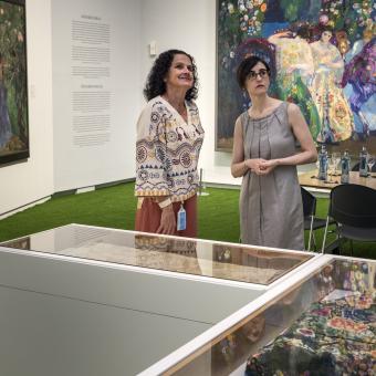 La nieta del artista y asesora de la muestra, Sílvia Pizarro, y la comisaria de la exposición, Arola Valls, visitando la muestra El jardín de Anglada-Camarasa.