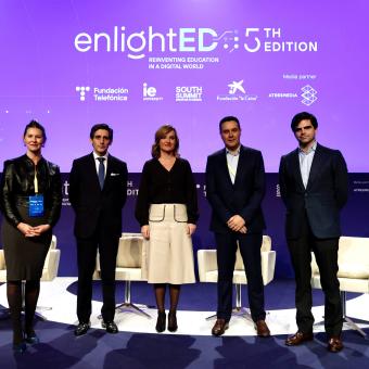 De izquierda a derecha: la directora de Ecosistemas de South Summit, Liz Fleming; el presidente de Telefónica, José María Álvarez-Pallete; la ministra de Educación y Formación, Pilar Alegría; el director corporativo de Educación y Marketing de la Fundación ”la Caixa”, Xavier Bertolín,  y el CEO de IE University, Diego del Alcázar, en el acto de clausura de enlightED.