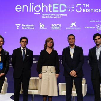 De izquierda a derecha: la directora de Ecosistemas de South Summit, Liz Fleming; el presidente de Telefónica, José María Álvarez-Pallete; la ministra de Educación y Formación, Pilar Alegría; el director corporativo de Educación y Marketing de la Fundación ”la Caixa”, Xavier Bertolín,  y el CEO de IE University, Diego del Alcázar, en el acto de clausura de enlightED.