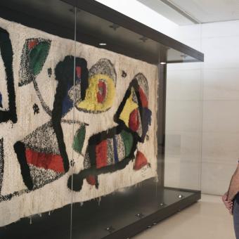 Culmina con éxito la restauración del tapiz de Miró en CaixaForum Barcelona a la vista del público.