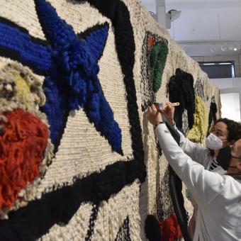 La Fundació ”la Caixa” exposa per primera vegada en quatre dècades el seu tapís de Miró per restaurar-lo a la vista del públic a CaixaForum Barcelona.