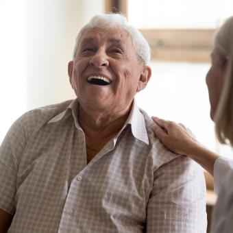 La Fundación ”la Caixa” ha ampliado y extendido su Programa para la Atención Integral a Personas con Enfermedades Avanzadas a residencias de personas mayores.