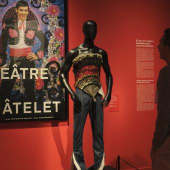 La exposición Cine y moda. Por Jean Paul Gaultier se podrá visitar hasta el 19 de marzo de 2023 en CaixaForum Sevilla.