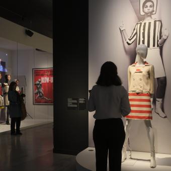 La exposición Cine y moda. Por Jean Paul Gaultier en CaixaForum Sevilla.