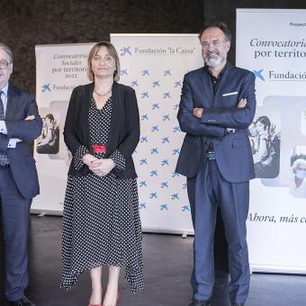 De izquierda a derecha: el subdirector general de la Fundación ”la Caixa”, Marc Simón; la directora territorial de CaixaBank en Extremadura, María Jesús Català, y el delegado de la Fundación ”la Caixa” en Extremadura, Santiago Cambero.