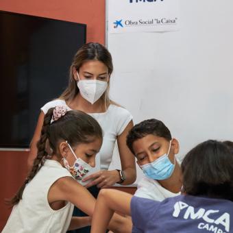 Proyecto Aprendemos juntos: atención a la infancia y juventud vulnerable y sus familias, de la entidad YMC (Badajoz), seleccionada en la Convocatoria de Ayudas de 2021. David Momblan © Fundación Bancaria ”la Caixa”.