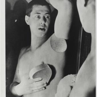 Herbert Bayer, Self-portrait, 1932. Centre Pompidou, MNAM-CCI/Hélène Mauri/Dist. RMN-GP. © Herbert Bayer, VEGAP, Barcelona, 2022.