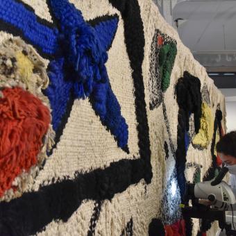Es uno de los siete tapices monumentales que realizó Miró y será la primera vez que se vea también el reverso del tapiz.