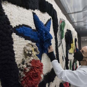 La estrella de Miró. Restauración en vivo del tapiz se podrá visitar en CaixaForum Barcelona hasta el 21 de mayo de 2022.